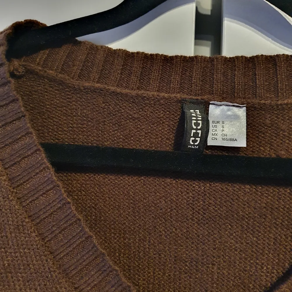 En croppad tröja i brunt från h&m! Jätte fin, men har aldrig kommit till användning då jag personligen tycker den är för kort för mig. Men den sitter väldigt fint! Jag har bara använd tröjan 1 gång.Tröjan är i storlek S och är V ringad! (Köparen står för frakten, buda från 45 kr!)🤎 för fler bilder, kontakta privat!                                             Ord.pris 100 kr!                                                                             Priset kan diskuteras!🤎✨️ Fraktpris framkommer!. Tröjor & Koftor.