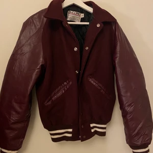 Baseball jacka - FORTFARANDE TILL SALU! Vinröd as snygg baseball / college / bomber jacka med läder-armar. Köpt från @scandivintageshop. Mycket bra kvalitet! Pris kaaan diskuteras möjligtvis❤️