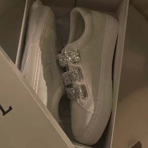 Glitter skor - Intressekoll på dessa ascoola skor! Helt nya, Har aldrig andvänt dom och de ligger kvar i kartongen. Skorna är helt slutsålda på hemsidan. Skriv för fler frågor!💘💞💕kommer sätta på en budgivning men som sagt är det endast intressekoll och jag kommer endast sälja vid bra bud!