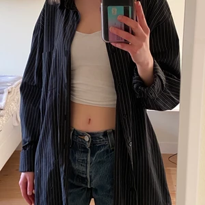 Randig skjorta oversized - Supersnygg skjorta köpt på secondhand som tyvärr inte kommer till användning. Storleken är XL men sitter oversized på mig som oftast har S. Skriv privat om ni har några frågor eller för fler bilder! 🥰🥰