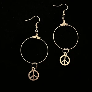 PEACE-ÖRHÄNGEN - Handgjorda peace-örhängen, oanvända. 13kr i frakt ☮️