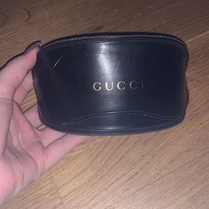 Gucci solglasögon - Intressekoll. Det är ekta gucci. De var köpta ett tag sen, fodralet är lite slitigt men det är inge fel på glasögonen. De köptes runt 2003 och väldig fina men tyvärr så använder ingen de längre.