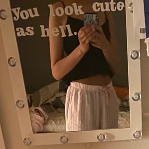 Ett snygg linne -  Det här är ett av mina favoritplagg . Jag beställde dock den i en förstor storlek och därför ska jag beställa samma men i en mindre storlek. Den sitter jättebra men det är mest runt brösten den sitter förstort. Jag köpte den för 85 kr och följer nu den för 70 kr. Köparen står för frakt men det går också att mötas upp i Malmö.❤️💓