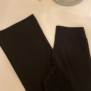 Chiquelle Utsvängda Byxor - Chiquelle Utsvängda Byxor (stl M) som passar både till vardag och fest. Crossover detalj framme i midjan. Mycket skönt och stretchigt material. Köparen står för frakten💗