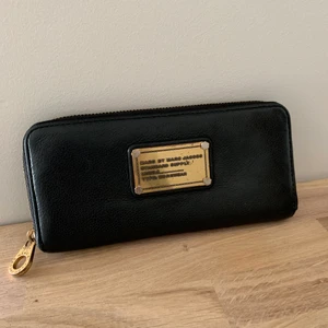 Marc by Marc Jacobs plånbok - Marc by Marc Jacobs plånbok i läder. 