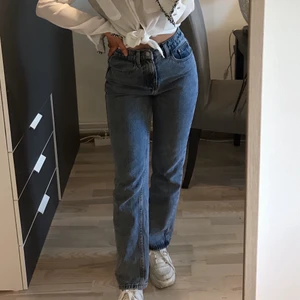 Jeans stl 34/XS - Materialet är något stelt efter ett par tvättar så de har blivit för små för mig. Jag är 158 cm och dom går precis ner till mina fötter så skulle säga att dom passar någon som är runt 155-160 cm lång.
