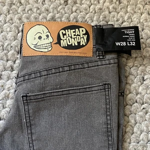 Cheap monday jeans gråa  - Cheap Monay jeans i modell slim fit. Har storlek W28 L32 och är unisex. Stentvättade och har inga slitningar, aldrig använda, lappen är kvar. Ursprungspris är 399:-!! Skitcoola men är tyvärr för små för mig🖤