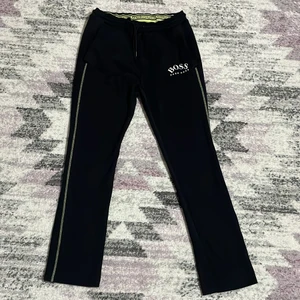 BOSS BYXOR STORLEK M - Hugo boss byxor till salu storlek M. Bekväma mjukisbyxor.