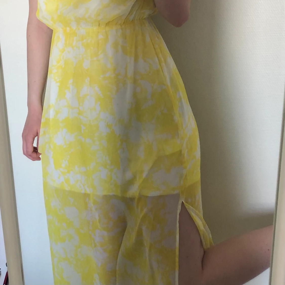 Gul långklänning med slits  - 90