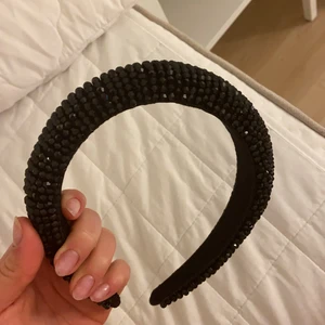 Diadem - Säljer detta sjukt fina och trendiga diadem! Skriv om ni har frågor❤️ kolla gärna in min profil säljer mer små saker! 