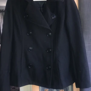 Ull kappa storlek 40. Nytt/ nyskck - Är som ny! Svart ulljacka från Cubus.  Storlek 40 Nyskick/nytt  150kr  Kan skickas mot porto.  Finns i Åmotfors, kan ta med vid ärende i arvika eller Charlottenberg och mötas upp. 