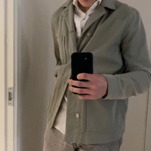 Overshirt Samsøe Samsøe - Storlek S passar för M, Grön, Har knappt använt den den är som ny. Sjukt snygg matchar till nästan allt.