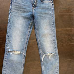 Snygga jeans från zara med hål på knäna😍väldigt fint skick! 