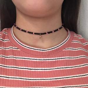 Ett halsband svart och rosa med en måne 🌜 💖🖤hemma gjord och väldigt fin 💖🙃