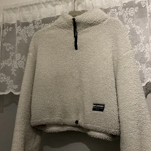 Teddy tröja - Teddy tröja, skön. As najs när man bara vill ta på sig ngt skönt typ. Den är från H&M men tycker den var värd mina pengar iaf när jag köpte den. Använd så priset sänks på denna!