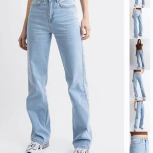 Blå vida jeans - Supersnygga blå vida jeans från Madlady💕 Fin blå färg som passar till allt möjligt! Buda privat, om fler blir intresserade startar jag en budgivning!💗 330kr + frakt (66kr) Storlek 32 men passar även 34 skulle jag säga! Kom privat för fler bilder