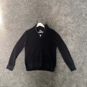 Half zip stickad - Half zip stickad i svart från hm ‎ ‎ ‎ ‎ ‎ ‎ ‎ ‎ ‎‎‎   ‎ ‎‎  ‎ ‎ ‎ ‎ ‎ ‎‎  ‎ ‎ ‎ ‎ ‎ ‎‎  ‎ ‎ ‎ ‎ ‎‎  ‎ ‎ Storlek (S) bra skick, köpare står för frakt