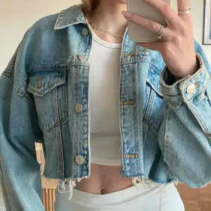Fin jeans jacka från Zara i perfekt skick. Perfekt som oversized