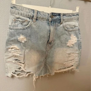 Hollister jeans kjol med revor - I super bra skick❣️löp gärna genom köp nu💖 midja 34, längd 32💕