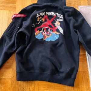 Alpha industries hoodie - Storlek M köpte för lite över 1000 säljer för 350. Använd ca 5 gånger. Skriv för mer bilder.😀 priset går att diskutera.