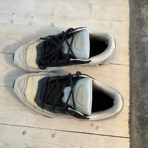 Raf Simons Ozweegos - Säljer ett par Raf Simons Ozweegos. Storlek 45 och 1/3. Dåligt skick därav priset.