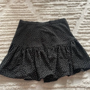 Kjol - Säljer nu denna jättefina prickiga kjol från Gina tricot i strl s