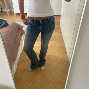 Lågmidjade bootcut jeans  - Säljer nu dessa blåa lågmidjade bootcut jeansen från hm i storlek 170 då, passar mig som är 166cm lång, då dem inte kommer till användning, Endast använda fåtal gånger så mycket bra skick!!! 