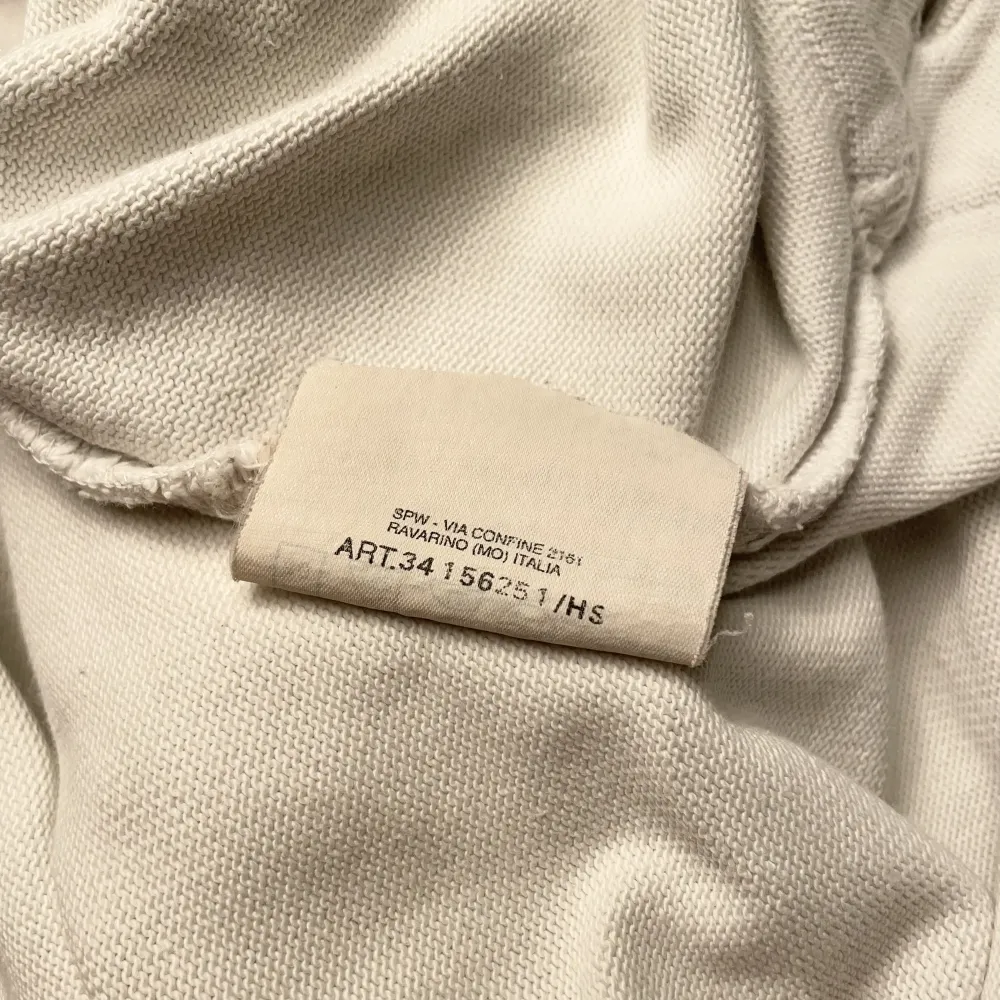 Mycket sällsynt Stone Island vintage sweatshirt i fint vintage skick. Den är från slutet på Massimo Osti- och början på Paul Harvey designperioden. Sitter som en reguljär medium. One of a kind. Mått på förfrågan. Köpet är slutgiltigt.. Tröjor & Koftor.