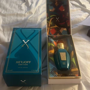 Xerjoff erba pura med full presentation - Xerjoff erba pura med full presentation, box, ytterbox osv. 50ml, Anvädt 4-5 gånger vätskan är upp till där jag har mitt pekfinger på sista bilden, väldigt fruktig och god sommar doft som fyller rummet. Kom med prisförslag :)