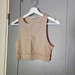 Beige ribbad linnetopp från 157 - Beige croppat linne från lager157. väl använd men i väldigt bra skick. 