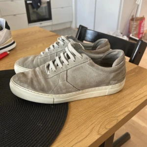 Arigato mocka skor - Sköna och stilrena skor från Arigato🔥 Nypris: 1299 kr  Vårt pris: 420 kr🔥 Priset är inte hugget i sten och alla frågor är välkomna! Skick: 9/10