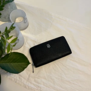 Plånbok Tommy Hilfiger  - Plånbok Tommy Hilfiger. 19x10. Knappt använd. Som ny.