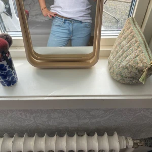 Ljusblå bootcut jeans - Säljer dessa skitsnygga lågmidjade ljusblå jeans från lager 157. Säljer dessa för att det börjar bli lite små. Är 156cm lång