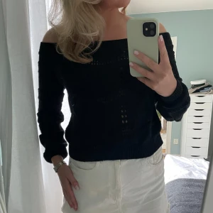 Svart stickad offshoulder tröja - Säljer en superfin svart stickad tröja som är offshoulder. Den har hålmönster och långa ärmar Sparsamt använd och väldigt fint skick😘