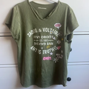 Zadig & Voltaire - Säljer den hör coola t-shirten från zadig💓strlken är 170 men passar S/M