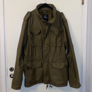 Vintage Industries Beyden Jacka - Super snygg Beyden jacka. Den är i jättebra skick. Köpt för 1300 kr storlek M men passar bättre på personer som har L då den är stor i storleken