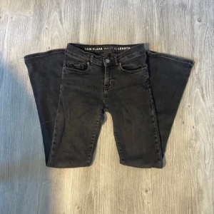Så fina jeans - Jätte fina svart/grå jeans från Bik Bok som jag köpte här på Plick, jag säljer då de börjar bli för korta för mig, fint skick förutom en liten defekt på ena vaden som syns på bilden och lite slitet längst ner på jeansen, hör av dig vid frågor!💞