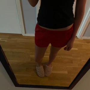 sidenshorts - så mysiga röda sidenshorts❤️med rosett! Bra skick