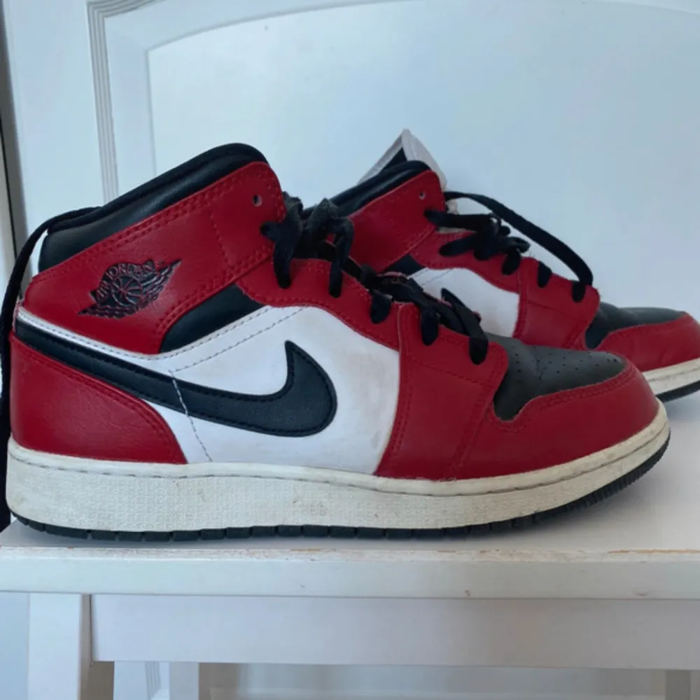 Röda air Jordan 1 skor som tyvärr inte kommer till användning. Skorna är endast använda några gånger och är fortfarande i väldigt fint skick. 💞. Skor.