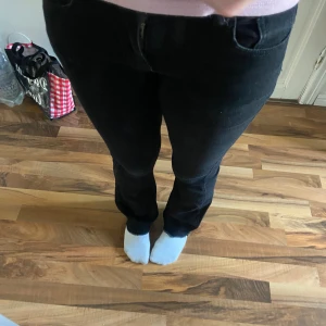 Svarta jeans - !!smuts på spegeln, inte byxorna!! Säljer mina jättefina svarta byxor som passar mig perfekt som är 161(brukar ha 34-36 på byxor)🥰 de är sparsamt använda, har inga defekter❤️