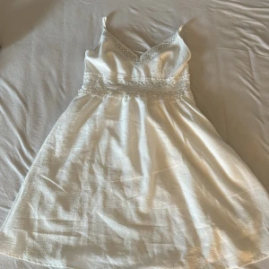 Klänning från SHEIN - Helt oanvänd klänning från SHEIN, bara testad på 1 gång. Säljer pga att den är för liten för mig. Har en deagkedja på vänster sida. 