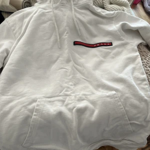 Prada Hoodie - Vit Prada hoodie som är i bra skick!