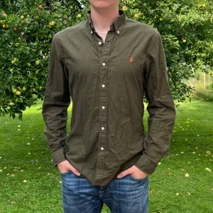 Ralph Lauren skjorta - Grön Ralph Lauren skjorta | Skick 9-10 (ostruken) | storlek L | Pris: 299kr | Modellen på bilden är 187cm | Fraktar via PostNord och Instabox på köparens bekostnad | Hör av dig vid frågor och funderingar mvh 