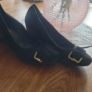 Sko med kilklack - Sparsamt använda, stått i klädkammaren alldeles för länge