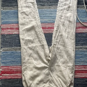 Zara linnebyxor S - Säljer ett par Zara linnebyxor i mycket fint skick. De är i stl S och passar dig mellan 180-175 cm lång. Nypris ligger på 599 kr och du får det för bara 300.
