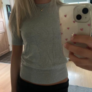 Grå stickad T-shirt  - Finstickad t-shirt från zara, den har inga defekter då den endast är använd max 2 gånger💕💕