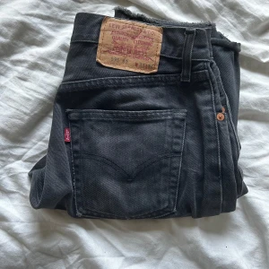 Svarta jeans från Levi's - Säljer ett par snygga svarta Levi's jeans. De är i bra skick och har den klassiska Levi's-lappen på baksidan. 