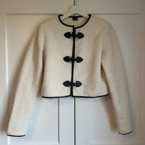 Gina jacka - Säljer denna super fina jacka/kofta från Gina i storlek XS. Den är oanvänd. Köparen står för frakten😊