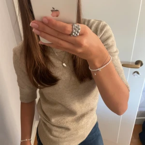 Beige tröja från VILA - Säljer en superfin beige tröja från VILA i storlek XS. Den är perfekt nu till hösten. Tröjan har en normal passform och är gjord i ett bekvämt stickat material. tveka inte vid att höra av dig om du har frågor💕