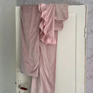 Ljusrosa långklänning med volangdetaljer - Säljer en superfina ljusrosa sängkläder i sammet.   2 st täcköverdrag och 3 kuddfodral. super mysiga sängkläder det är sammet på ena sidan och vanligt på andra. 
